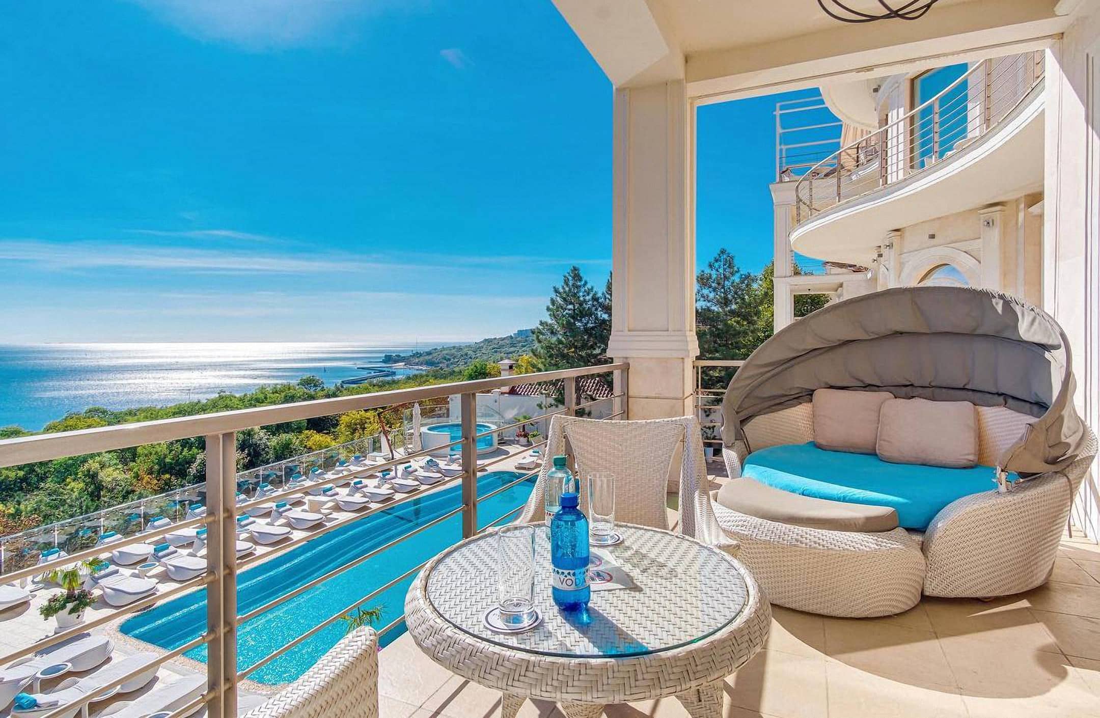 Готель з видом на море