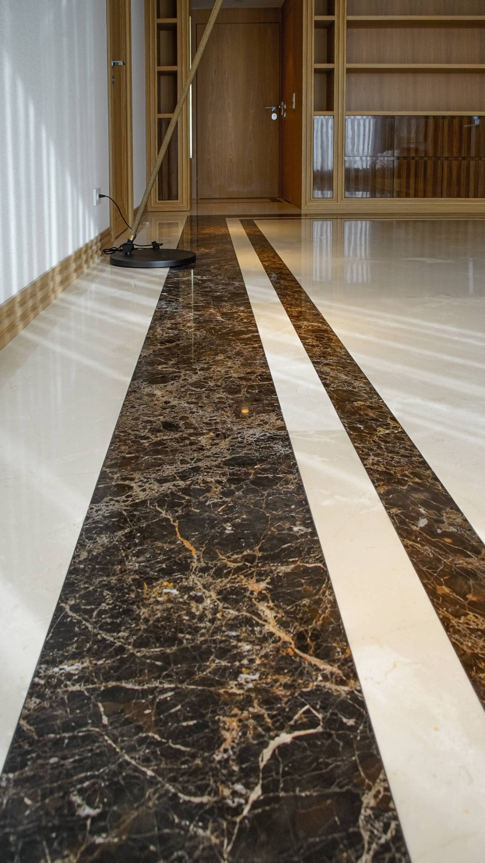 Пол из полированного мрамора имперадор дарк и крема марфил 