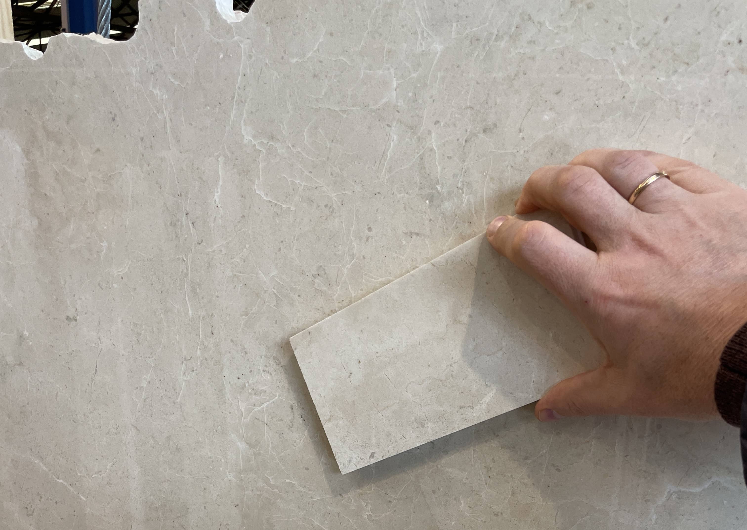 Архитектор дизайнер интерьера выбирает слэб мрамора крема марфил на фабрике В Аликанте неподалеку от каръера