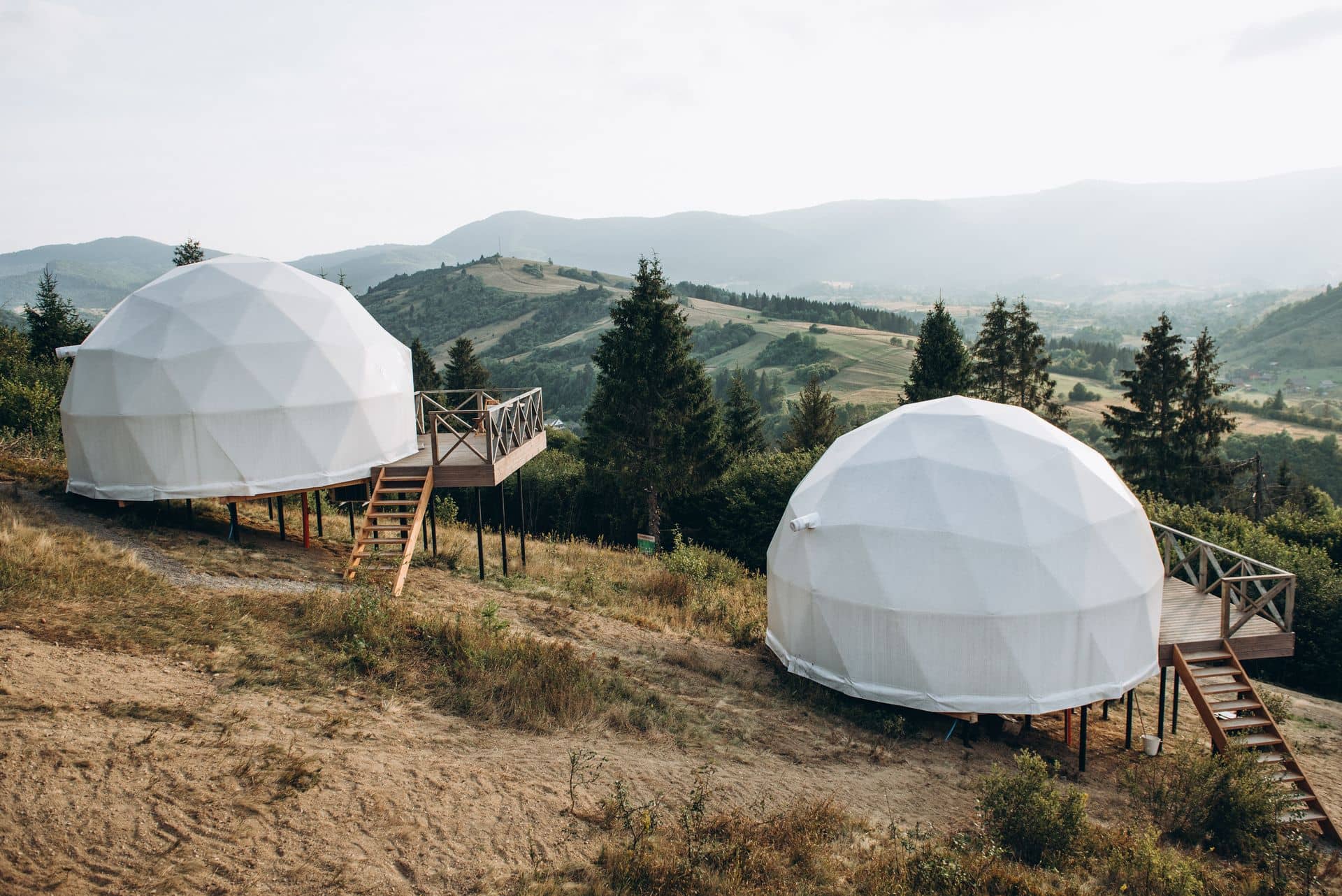Самое главное для глемпинга - местоположение: горное озеро, живописный лес или холмы или горы с прекрасным видом