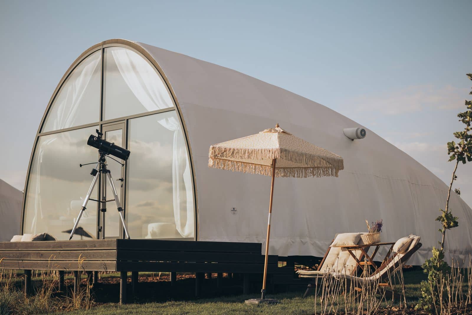 Глемпы - это комфортабельные кемпинг-домики, оборудованные всем необходимым для полноценного проживания, включая кровати, кухню и ванную, а также с отоплением и кондиционированием. Фото домика в глемпинге MANDRA LAVANDIIA