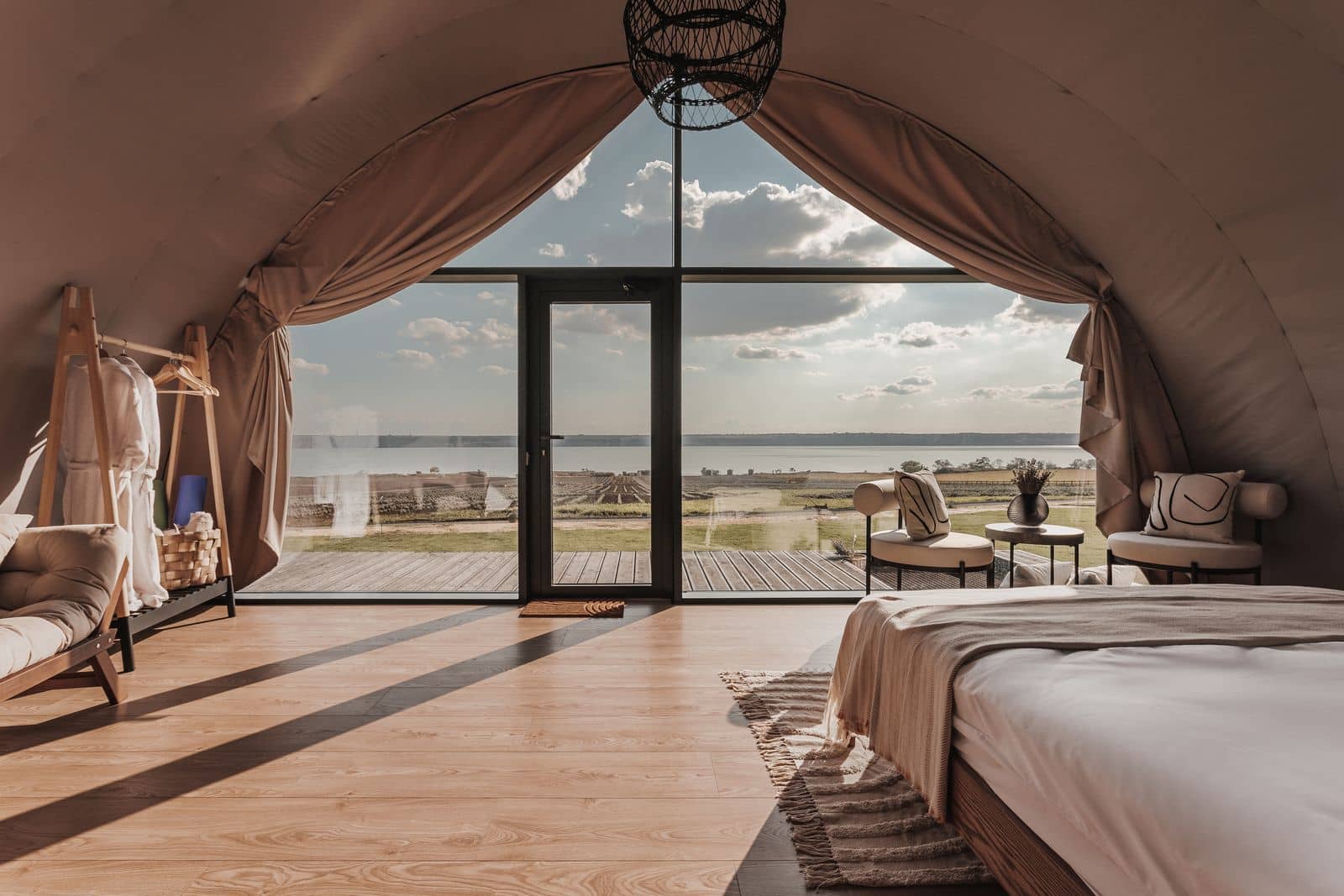 Глемпинг «гламурный кемпинг» - это вид гостиничного бизнеса, объединяющий роскошь гостиничного номера с прелестями природы. Интерьер номера в глемпинге MANDRA LAVANDIIA