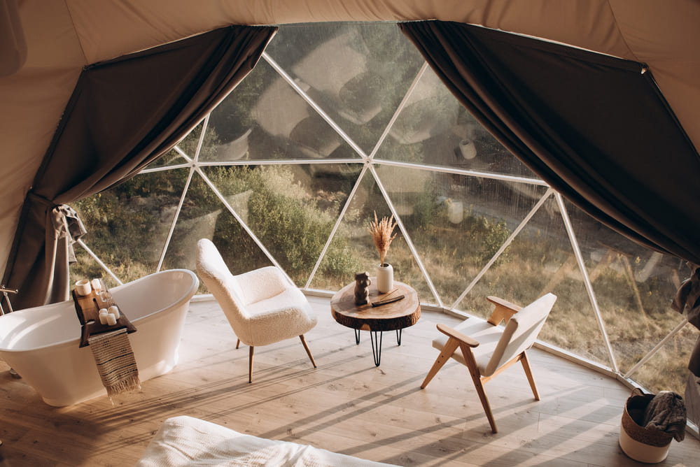 Интерьер домика с ванной в глэмпинге MANDRA HILLS