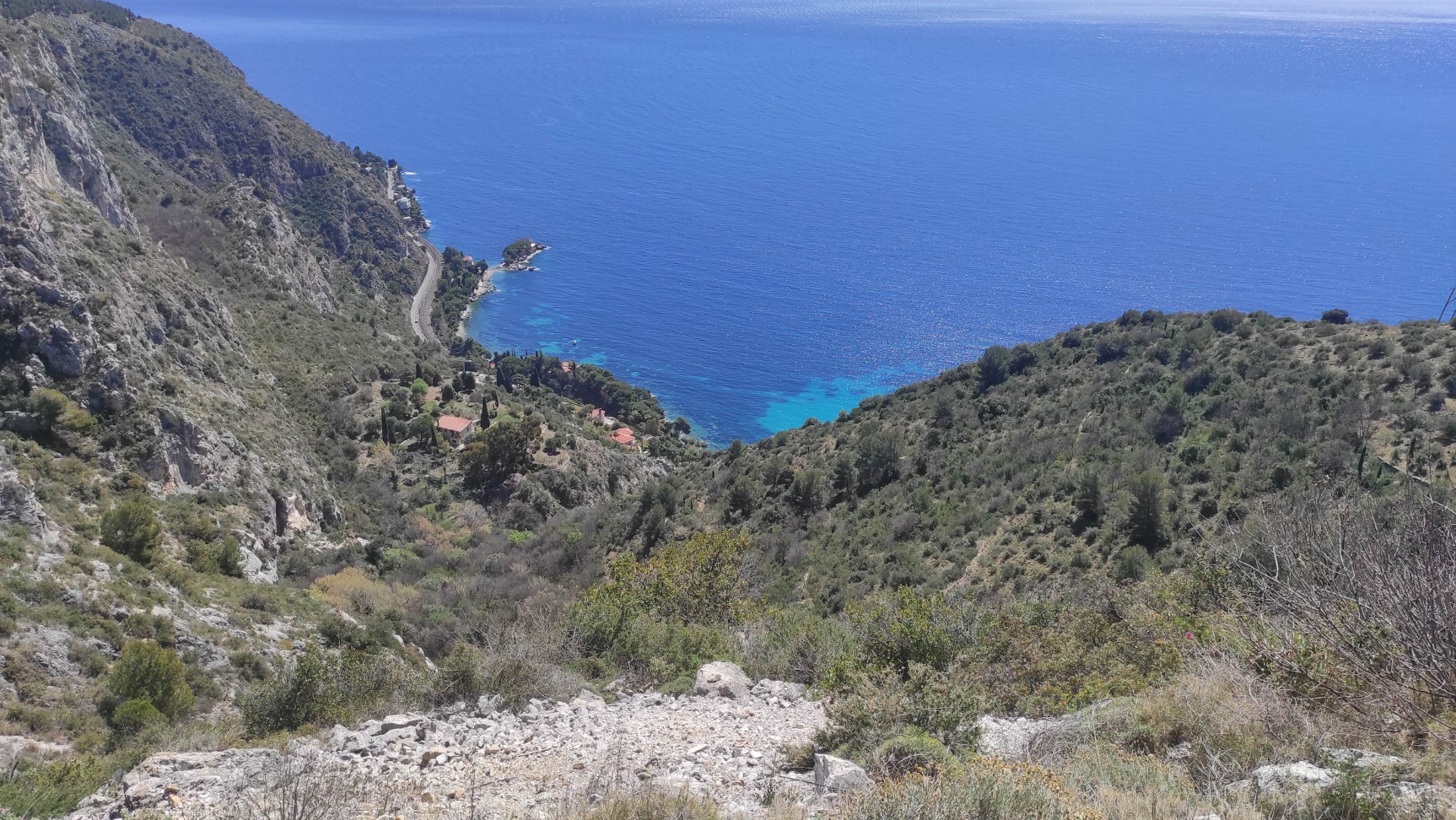 Захватывающий вид - залог успеха для глемпинга на Лазурном Берегу Франции. Локация в окрестностях деревни Эз, между Ниццей и Монако.