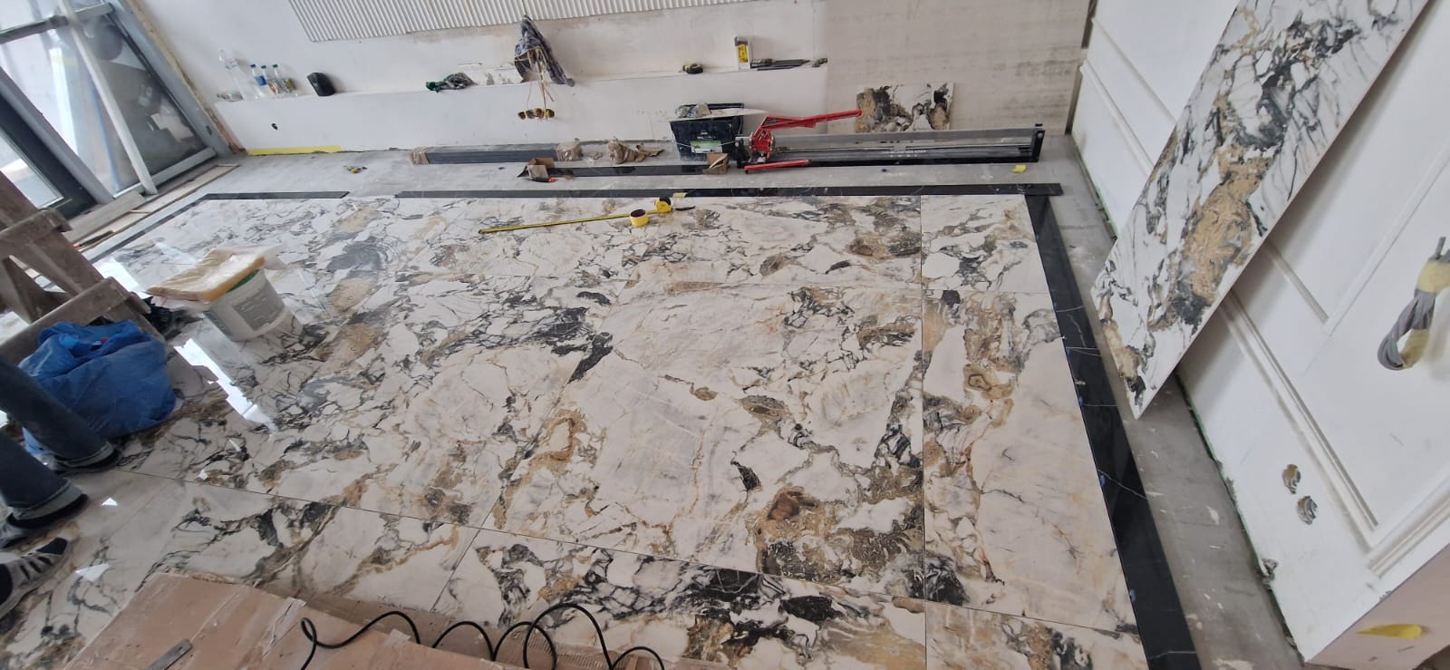 Ремонт апартаментов - квартиры в Одессе под ключ. Черновые работы - укладка плитки под мрамор