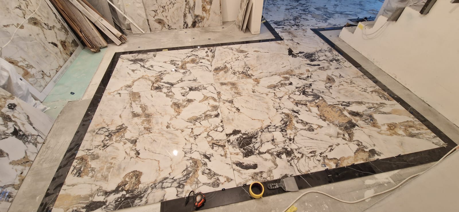 Ремонт апартаментов - квартиры в Киеве под ключ. Черновые работы - укладка плитки под мрамор