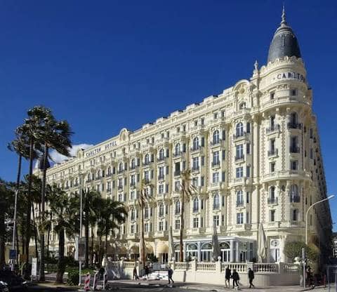 Фасад Carlton Cannes рядом с локацией фитнес-студии HotForm Lab