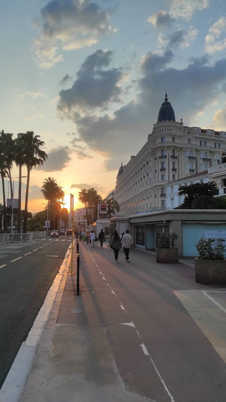 Улица у Carlton Riviera Residence в Каннах на закате