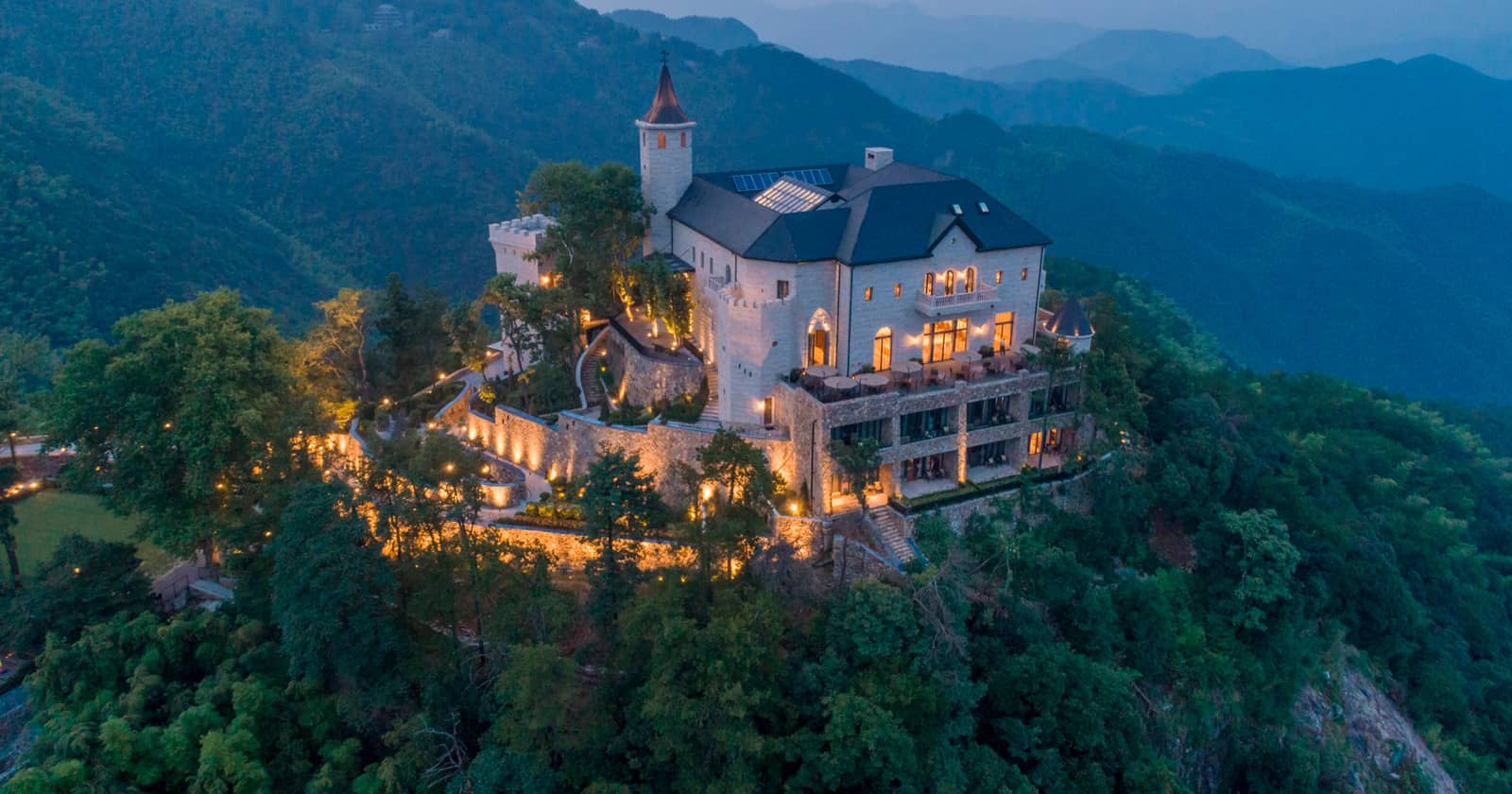 Naked Castle - роскошный курорт, расположенный средневековье в замке