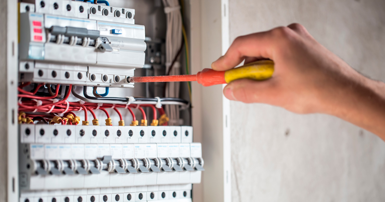 Монтаж электрики в новостройке: как выбрать подрядчика?