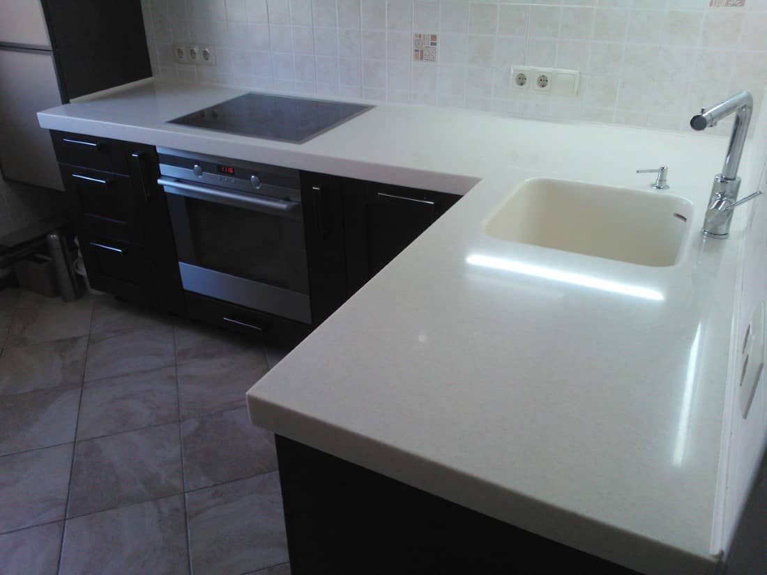 Кухонная столешница из акрилового камня