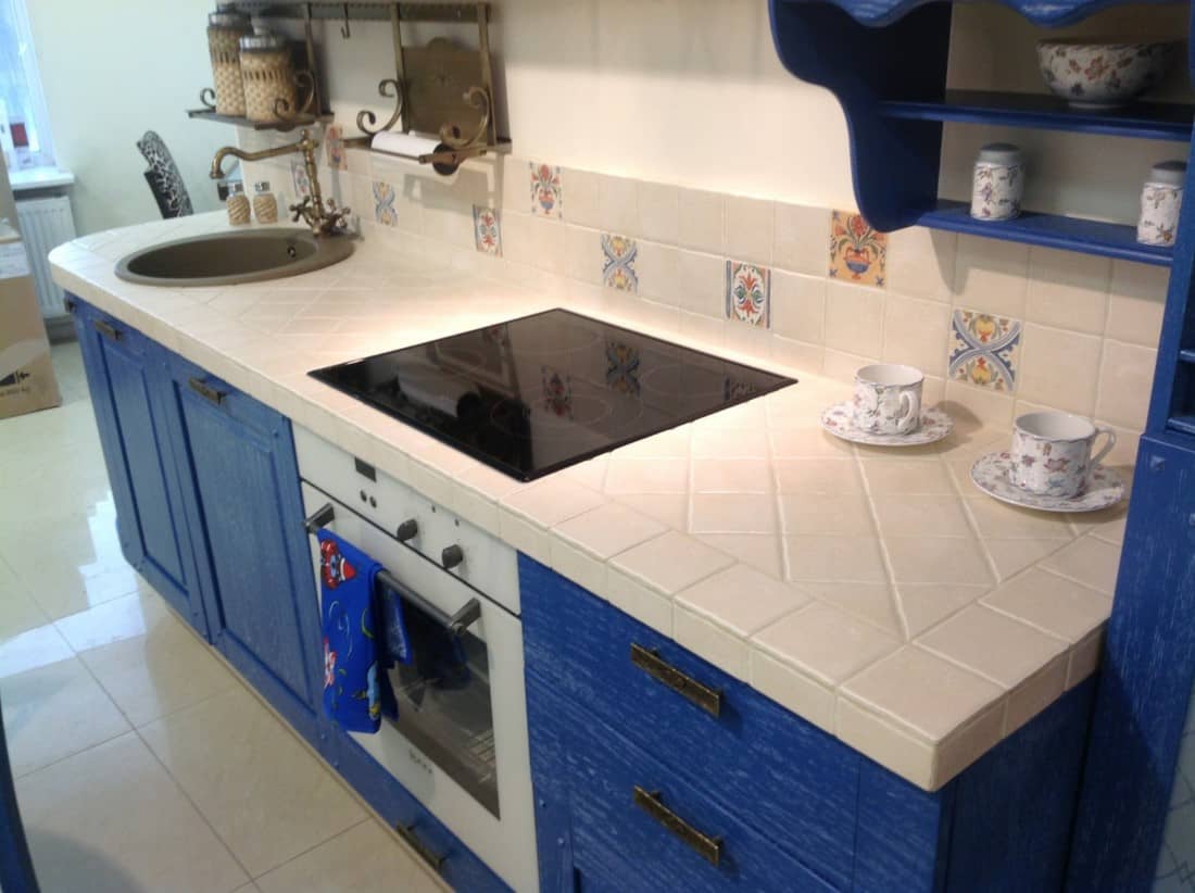 Кухонная столешница из керамической плитки