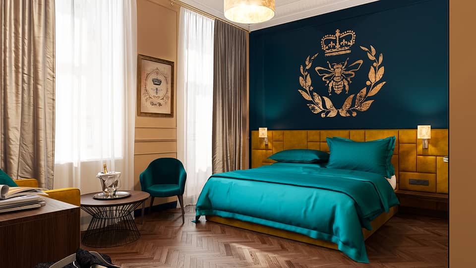 Дизайн интерьера в номере отеля Queen Bee